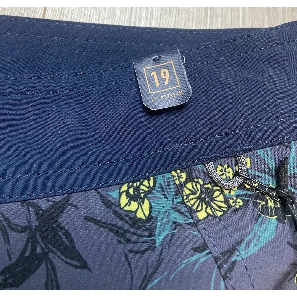 Roark Short Men 28 Navy Floral Boatman 19